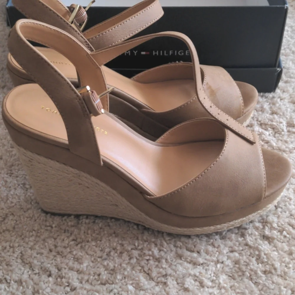 NIB Tommy Hilfiger Kali Wedges